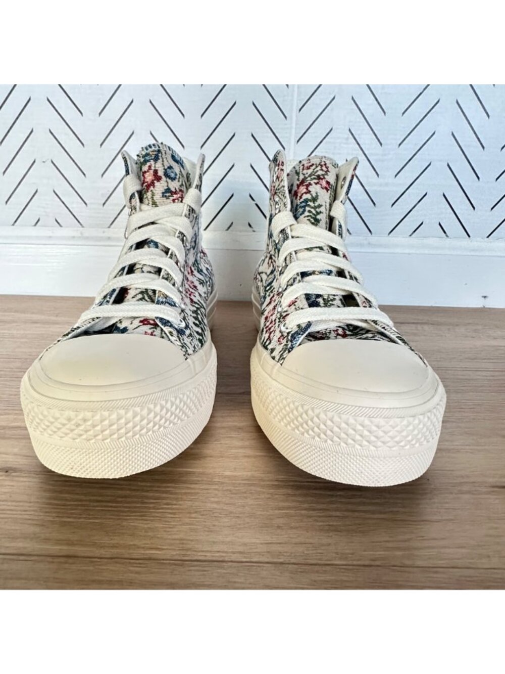 ✨Converse Chuck Taylor Lift Platform 9.5 Women Sneakers Flowers Tapestry A11992C - Picture 4 of 11